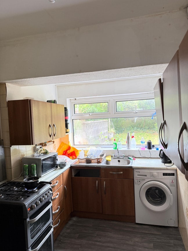 1 double bed room available  Main Photo