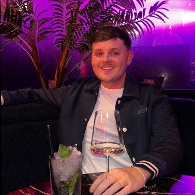 24 y/o professional for room/buddy up Main Photo