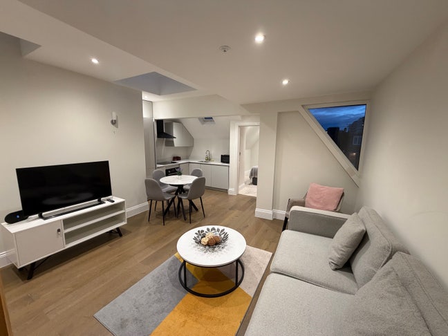 W5| Elegant Newly Refurbished |Fully Furnished Main Photo
