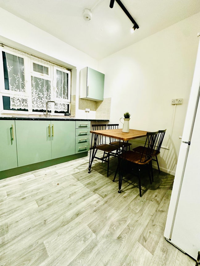 Bright 3Bedroom Flat in the Heart of Parsons Green Main Photo