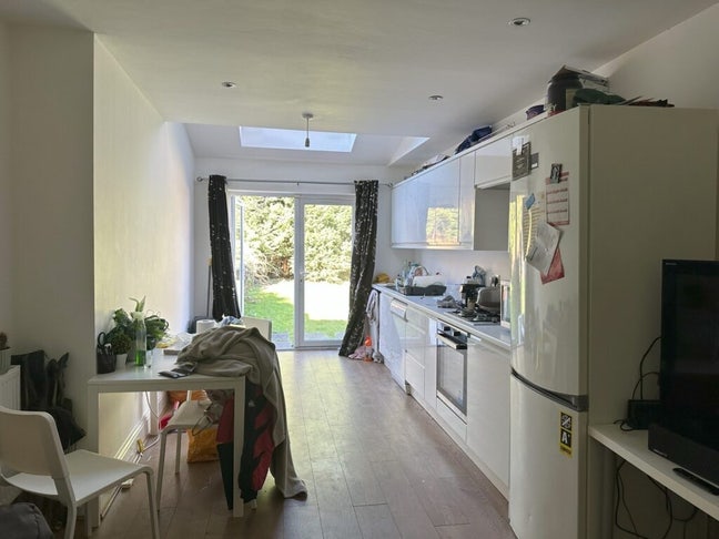 Lovely room available! Lots of space  Main Photo