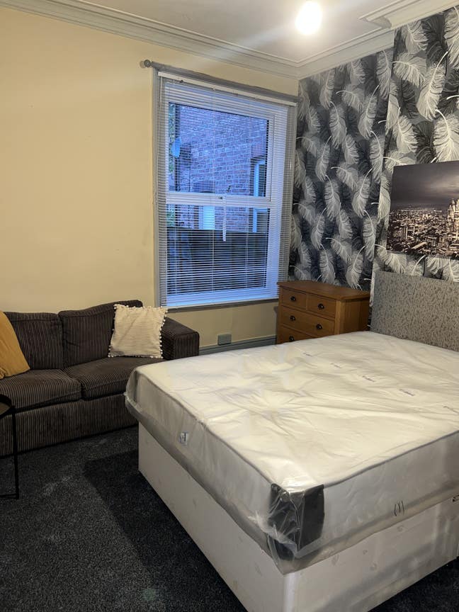 Spacious Room £480 per month bills incl.  Main Photo