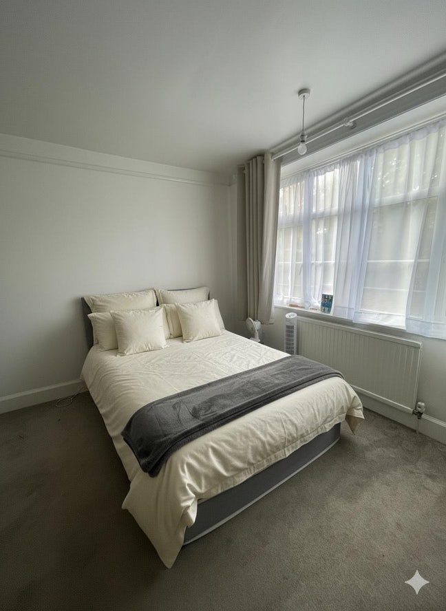 Large double room available near to railway  2 min Main Photo