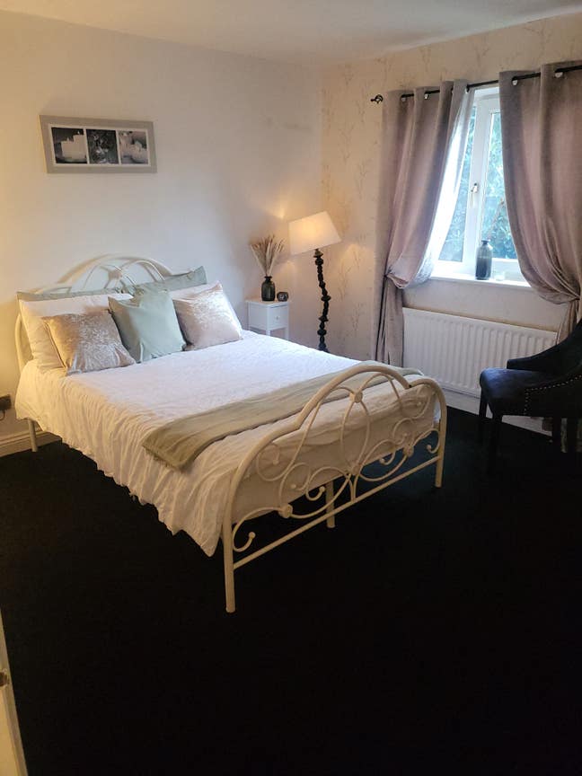 A large double bedroom  Main Photo