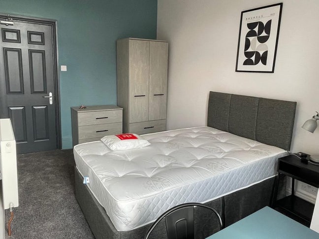 Newly renovated double bedroom available Main Photo