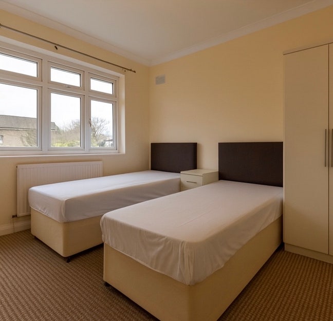 Double bedroom Available on Sharing  Main Photo