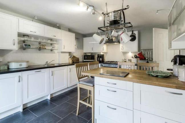 Furnished Double Room with En-Suite, shared home Main Photo