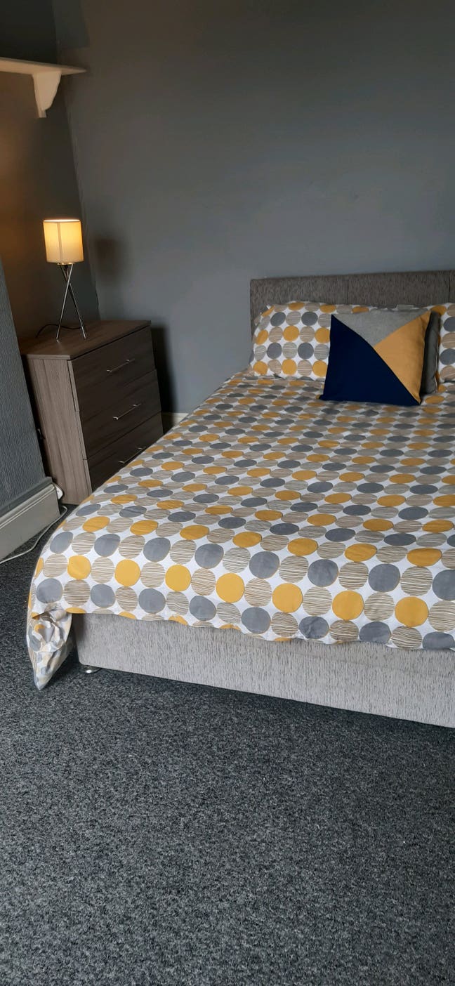 Large Double Bedroom by Football Ground Main Photo