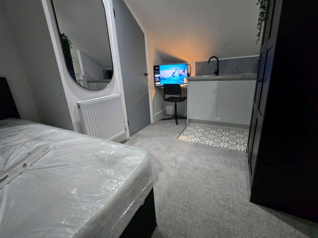 Spacious, Immaculate ensuites next to Gili Station Main Photo