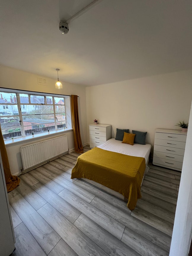 Massive Double/Twin Room Ready to Move In Main Photo