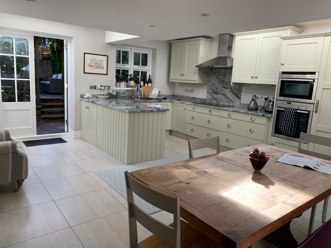 Large 2-3 bedroom entire house in Parsons Green  Main Photo