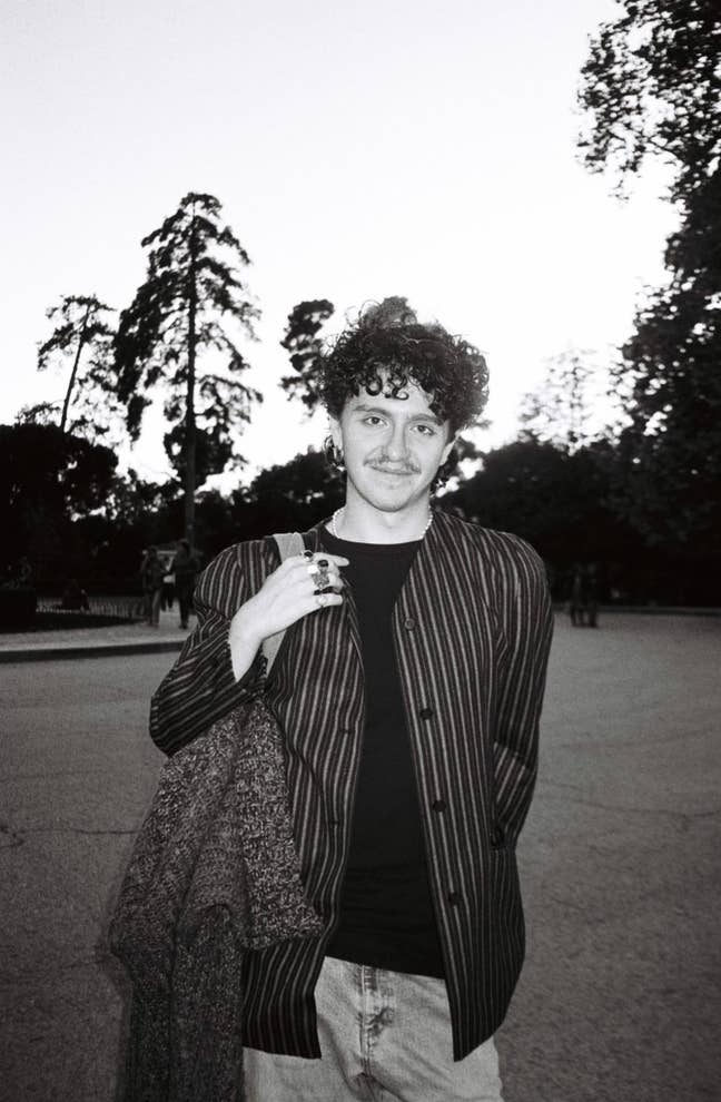 25 year old seeks a single or double room Main Photo