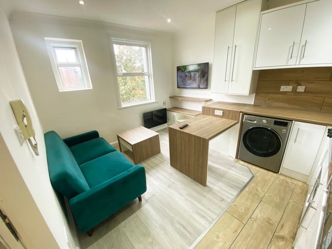 Large 2 Bedroom Flat, in Canning Town Main Photo