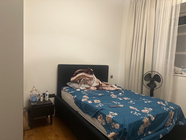 Room space in a 2bhk flat Main Photo