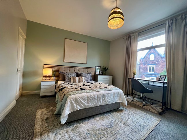 Specious lovely bedroom Main Photo