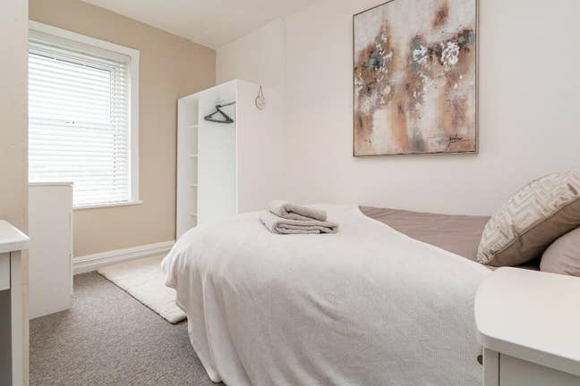 Modern Double En-Suite Room in Bournemouth Centre Main Photo