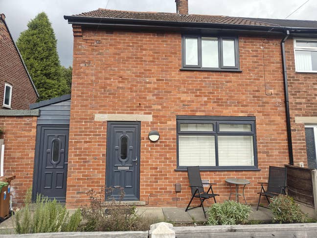 Room for rent in reddish Main Photo