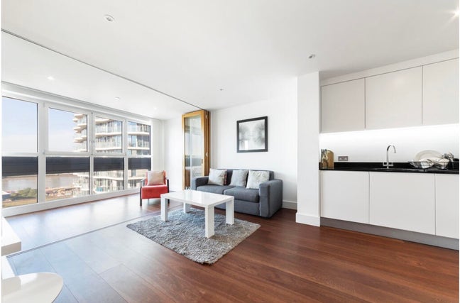 Large en-suite with private balcony in 2b2b Main Photo