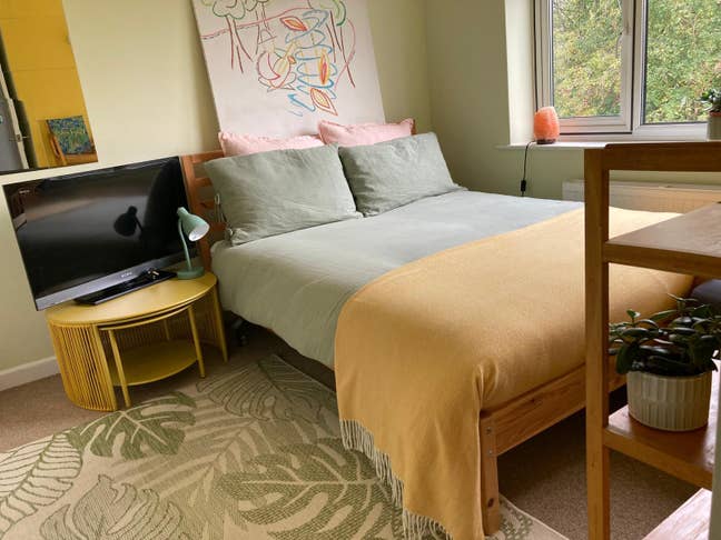 Lovely comfortable double room in Landlords home Main Photo