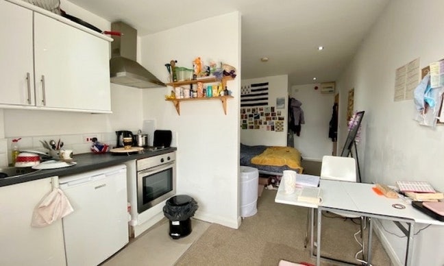 Bills inclusive studio flat near UOS and hallam  Main Photo