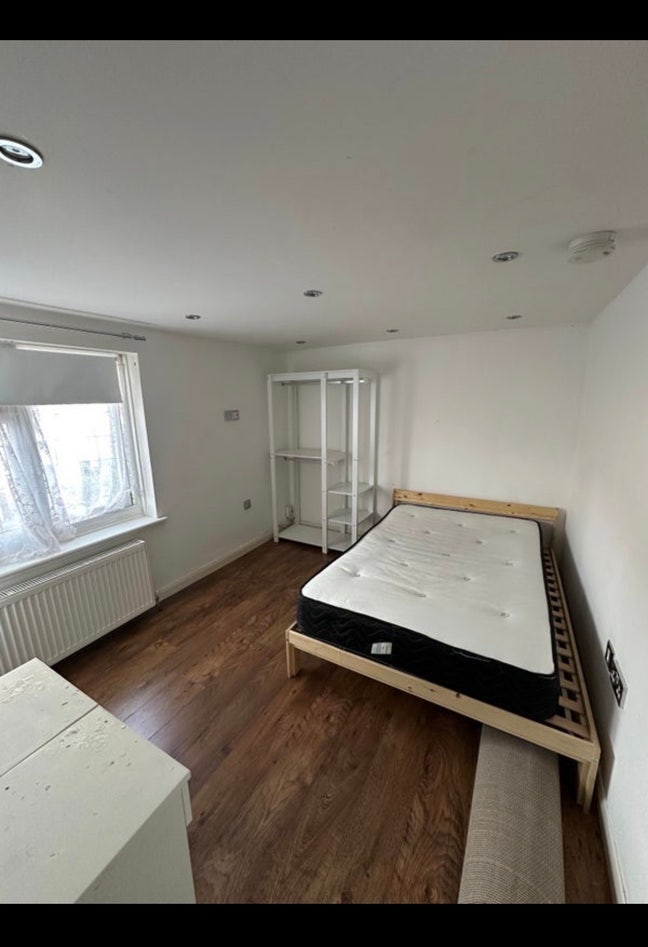 Ensuite Room available in Dagenham near Becontree Main Photo