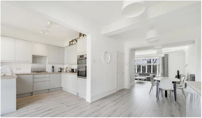 Ensuite room in a large flat with garden Main Photo