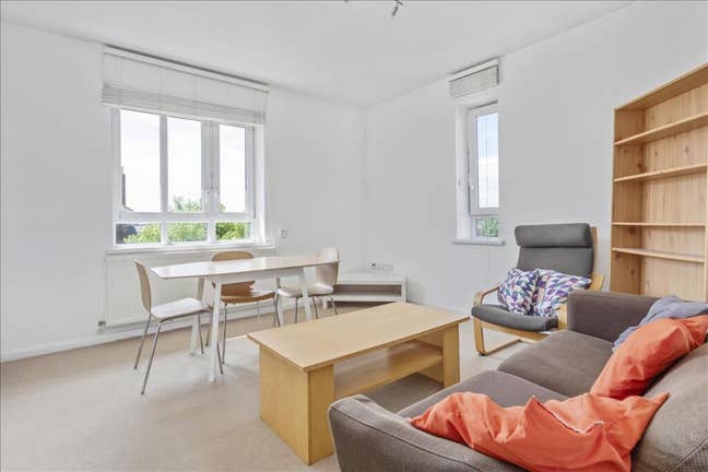 Bright Spacious 3-Bedroom Flat in Barons Court Main Photo
