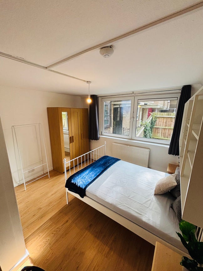 Double Room Less than 5 Minutes from Picadilly Lin Main Photo