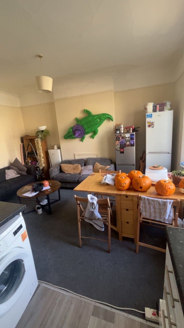 2 students needed to take over tenancies Main Photo