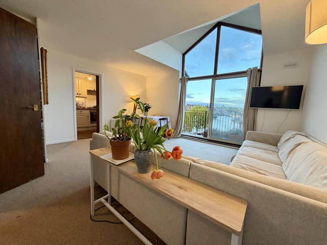 Large south facing double room in river view flat Main Photo