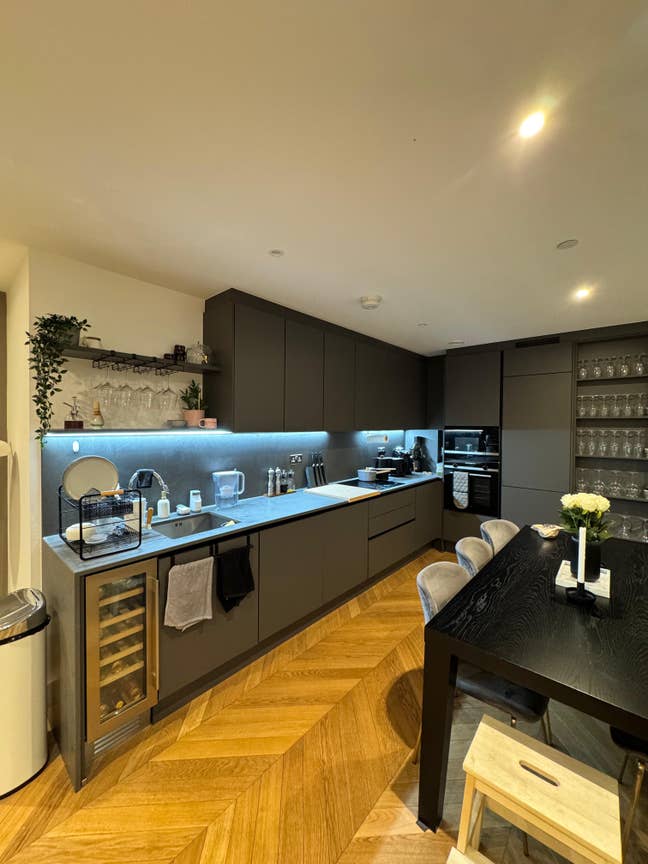 Double Room - Gym, Pool & Concierge Included! Main Photo