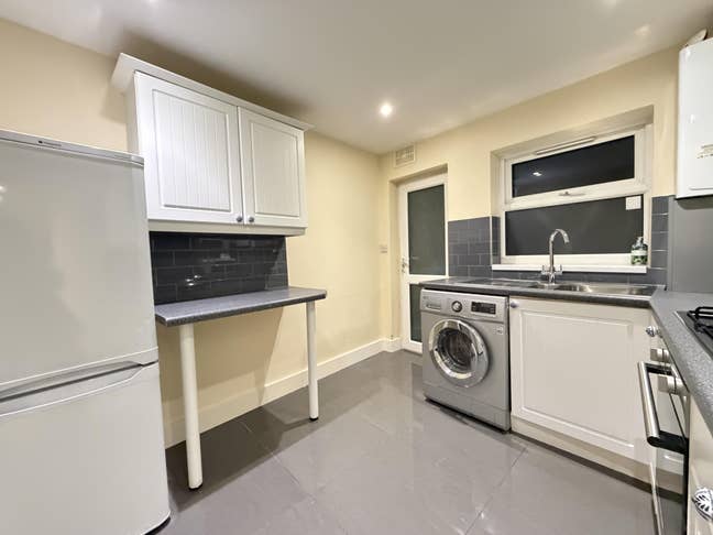 1 bed ground floor maisonette in SW9  Main Photo