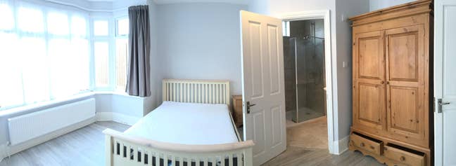 Large Bright Room with en-suite - Lovely house   Main Photo