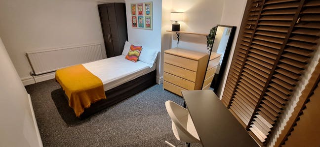 Large Double Rooms - Gloucester Road - No Deposit Main Photo