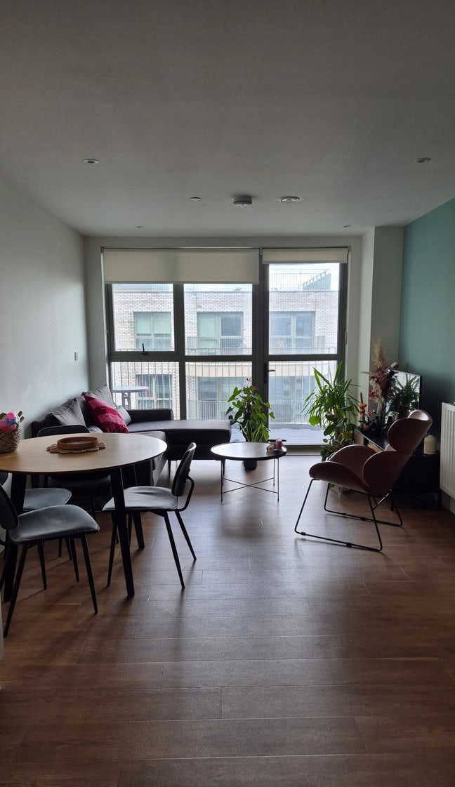 Spacious bedroom in 2 bedroom - 2 bathroom flat Main Photo