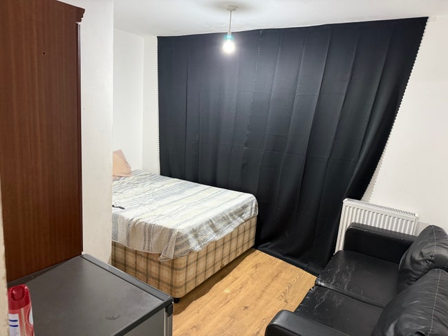 A room to rent in a two bedroom flat  Main Photo