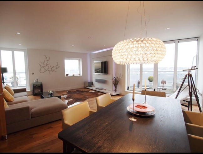 Lovely Large ensuite in 3 Bed flat Main Photo