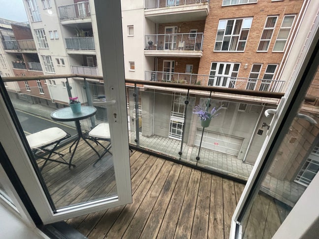 Modern Town centre one bedroom with balcony  Main Photo