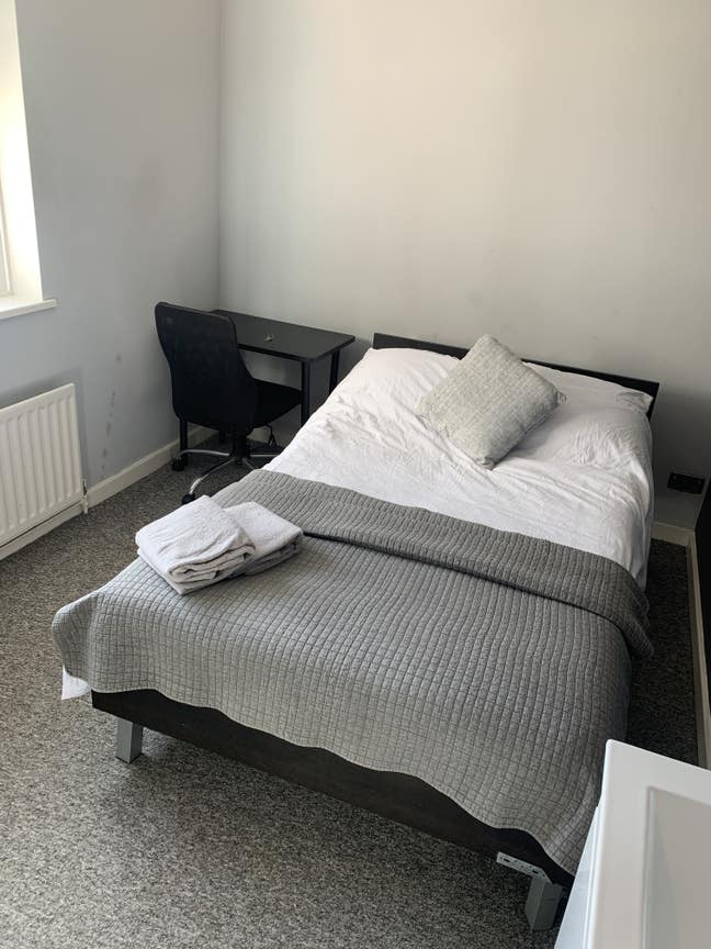 Coolham Drive - Lovely Double Bedroom Main Photo