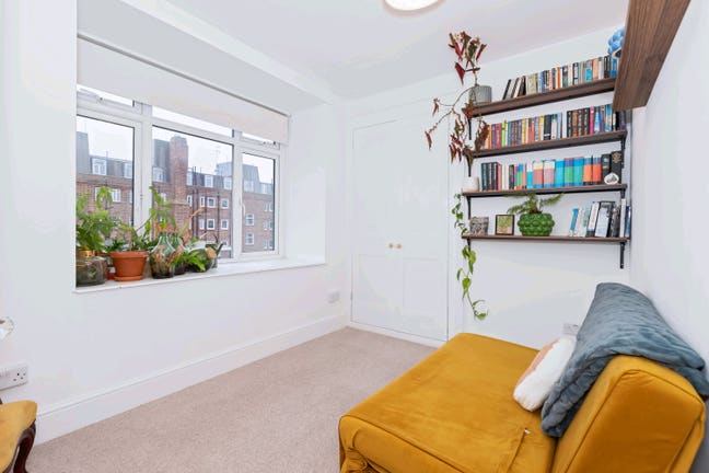 Sunny room in stylish flat Main Photo