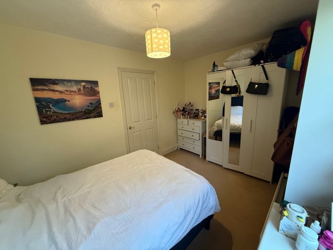 Urgent - Double Room available 1 Nov Main Photo