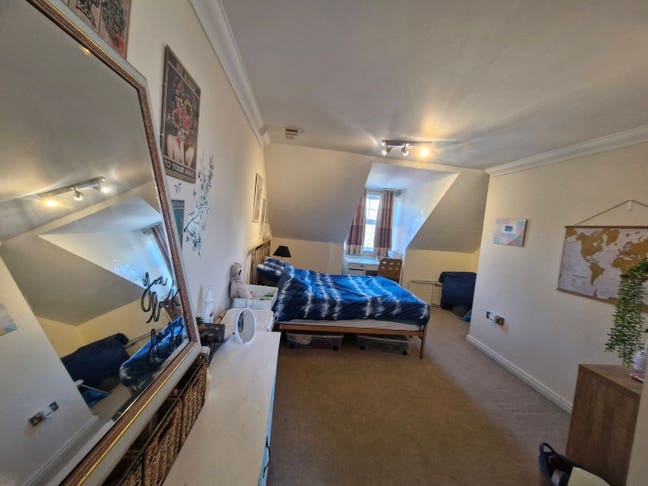 Large Bedroom with ensuite Main Photo