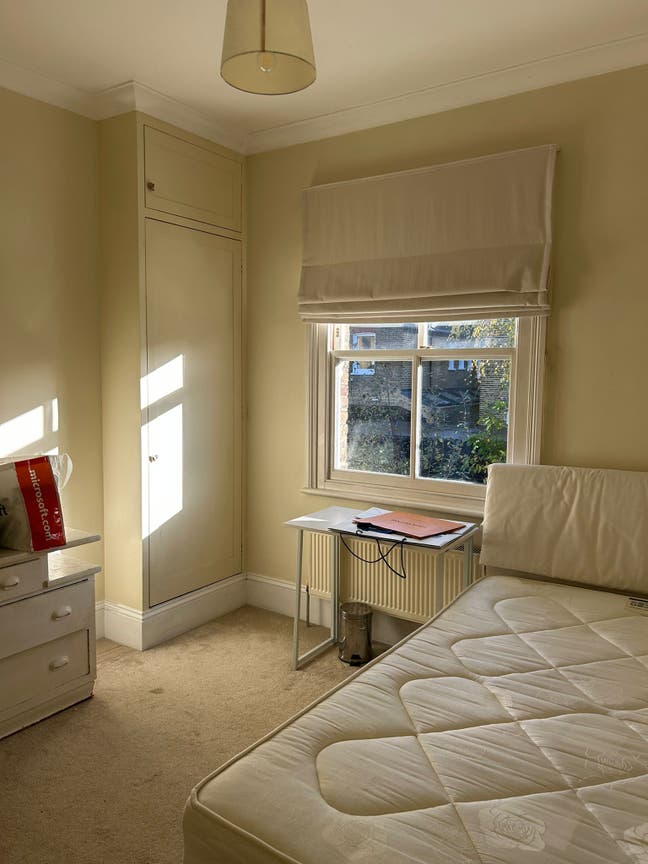 Large quiet double bedroom (19 Sq) in maisonette  Main Photo