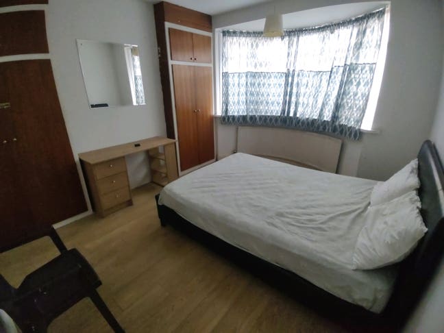 Large Double Room for Professionals Main Photo