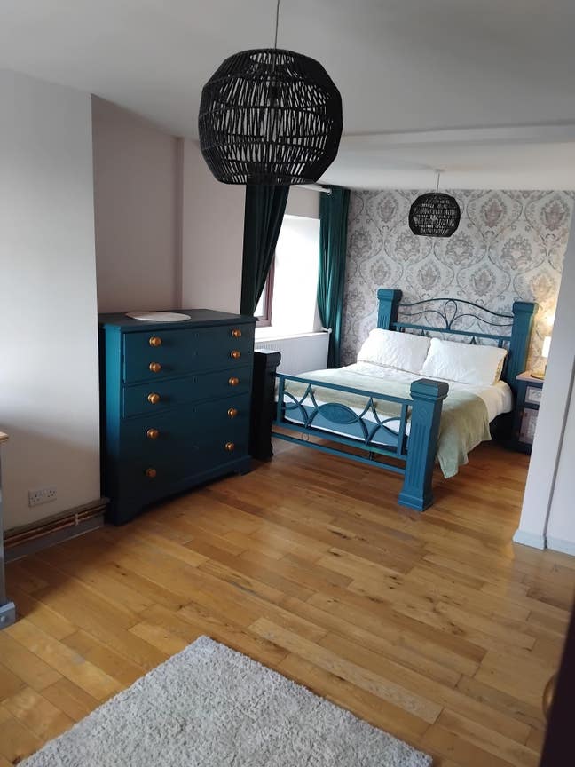 Extra large double room sunny aspect, stunning vie Main Photo