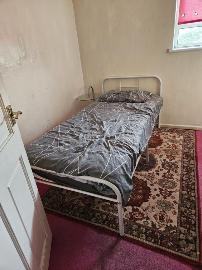 Small single bedroom to rent Main Photo