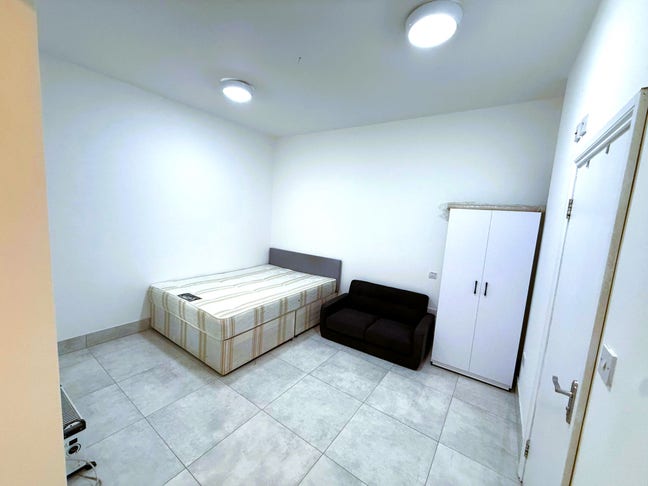 Studio Gants Hill £1200 Pcm Main Photo