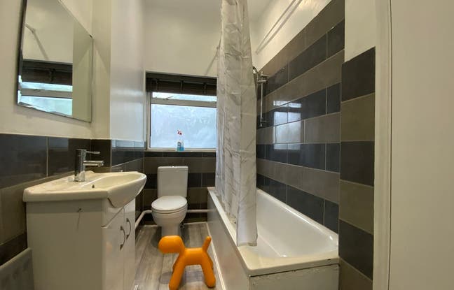 Modern Furnished Room in Professional House Share  Main Photo