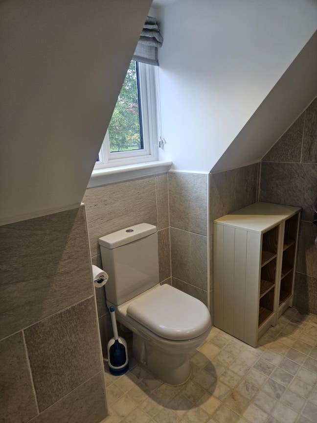 Large ensuite room in family home Main Photo