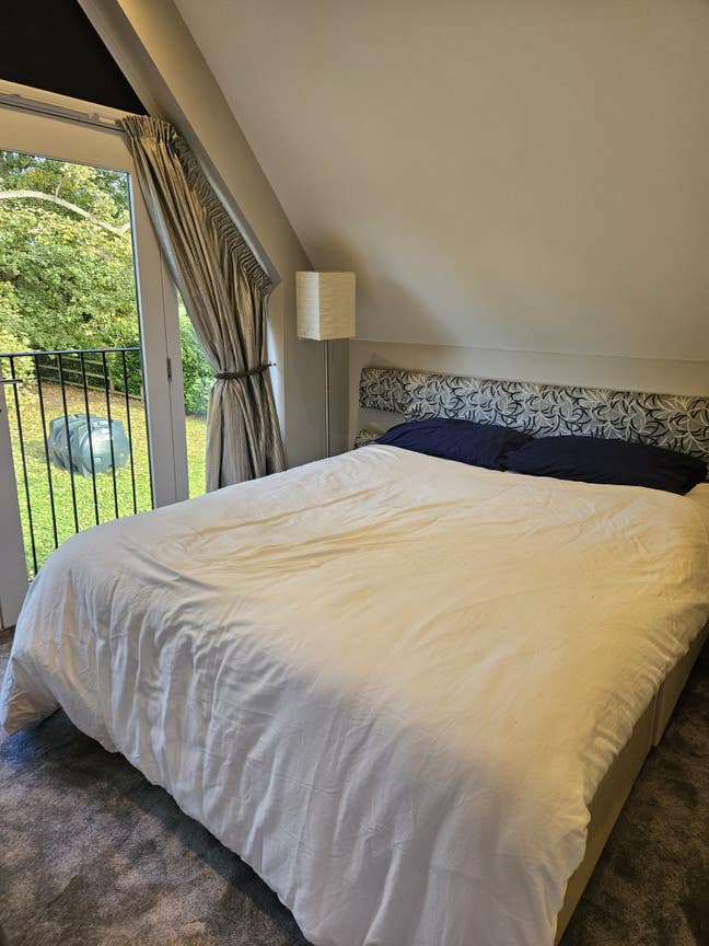 Large ensuite room in family home Main Photo